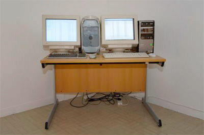 Cory Arcangel – Permanent Vacation (2008). Two computers hooked up to the Internet, sending “Out-Of-Office”-Email responses to each other