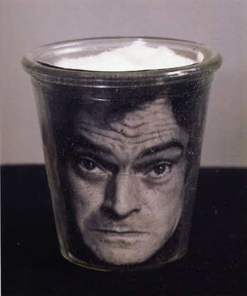 Broodthaers - pot avec photo noir et blanc-autoportrait- 1967