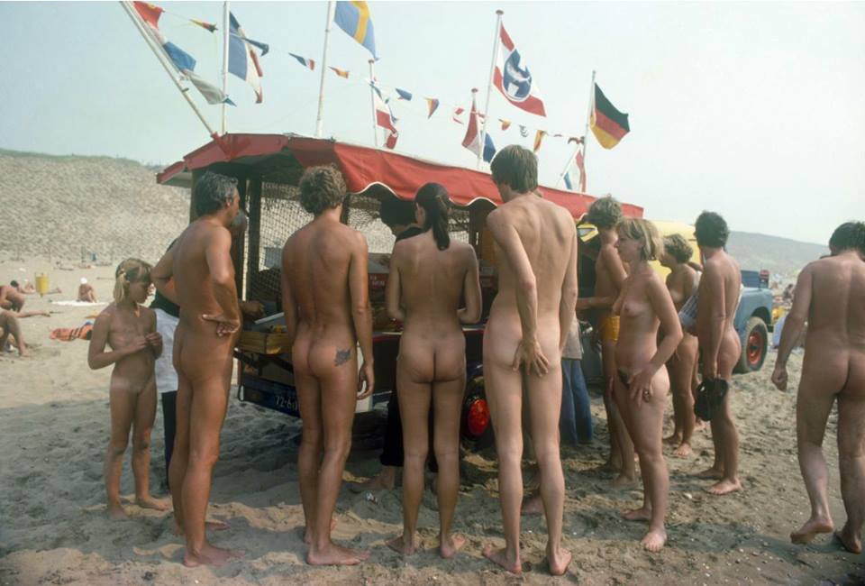 ED VAN DER ELSKEN_Blotebillenharingkarklanten', strand van Zandvoort (1975)